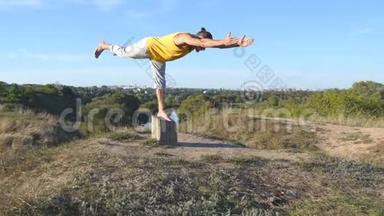 年轻的运动男子站在瑜伽姿势户外。 在大自然中练习<strong>瑜伽动作</strong>和姿势的白人。 运动员